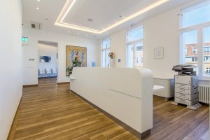 Blick auf das Wartezimmer in Berlin in der Praxisklinik von Hautarzt Dr. Hasert