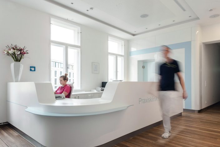 Der rege Alltag im Eingangsbereich der Praxisklinik von Hautarzt in ...