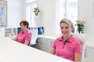 Zwei freundliche Mitarbeiterinnen am Empfang von Hautarzt in Berlin Dr. Hasert